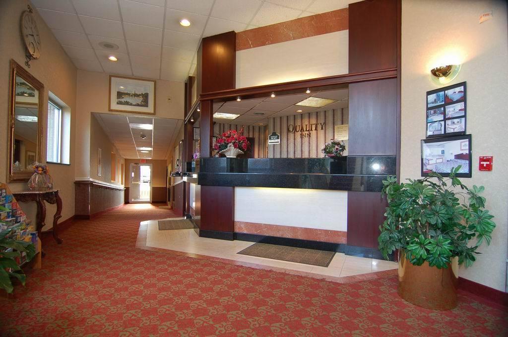 Quality Inn & Conference Center Maple Shade Buitenkant foto